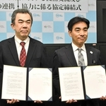 情報通信技術（ＩＣＴ）の活用で協定を結んだ東京大大学院の越塚登教授（左）と西宮市の石井登志郎市長＝西宮市六湛寺町