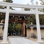 震災で倒壊、西宮神社南門の石鳥居が30年ぶり再建　社名命名で縁、尼崎のマルタ食品社長が奉納