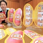 かわいらしいサツマイモ形のリーフレット。キャンペーン参加の７店を紹介する＝猪名川町柏梨田