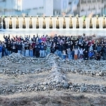 １日目の石積み作業後、武庫川の中州に浮かび上がった「生」の文字＝宝塚市