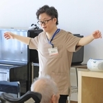 高齢者施設で入居者の体操を指揮する多田駿介さん＝猪名川町伏見台１