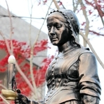 灯火を手に優しいまなざしを向ける＝川西市花屋敷１