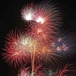 ２０２４年８月に開かれた猪名川花火大会＝川西市久代３から