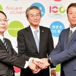 阪神タイガースが運営を支援する地域クラブの立ち上げを発表した（左から）西宮市の藤岡謙一教育長、嶌村聡球団本部長、水口栄二さん＝西宮市役所