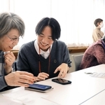 芦屋・茶屋集会所のスマホカフェが5周年　アプリやライン…高齢者の疑問や操作法、甲南高生が指南
