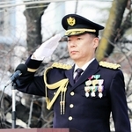 着任式で自衛隊員に敬礼する南川信隆第３師団長＝伊丹市広畑１