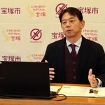 物価高対策のための商品券配布について説明する森臨太郎宝塚市長＝宝塚市東洋町（撮影・池田大介）