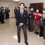 宝塚市職員から歓迎を受けるプロ野球広島カープに入団した斉藤汰直さん＝宝塚市東洋町