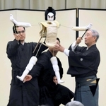 文楽人形の動きや仕組みを紹介する人間国宝の吉田和生さん（右）ら＝西宮市六湛寺町