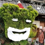 植木刈り込み「巨大サンタ」に　2月には節分の鬼に変身　子どもら大喜び　猪名川の松弥食堂