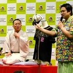 落語を終え、自身の自慢の阪神グッズを披露する桂吉弥さん（左）＝西宮市甲子園町