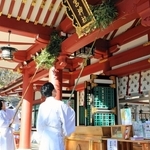 西宮神社で年末恒例「すす払い」　本殿のほこり落としお清め　「逆さ門松」も設置