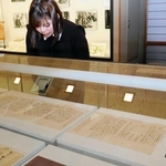 谷崎潤一郎ゆかりの貴重な品々が並ぶ展示＝芦屋市伊勢町