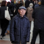 残留孤児となり、中国人の養父母に育てられた箟和雄さん＝尼崎市内（撮影・小林良多）