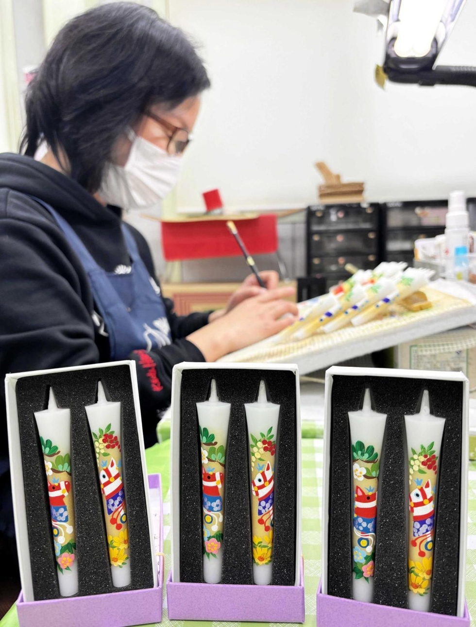 紅白の馬、鮮やかに描く 「干支の絵ろうそく」生産、販売 西宮・松本