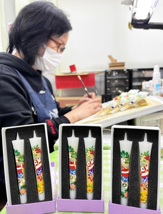 紅白の馬が描かれた絵ろうそく＝西宮市今津水波町