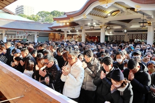 初詣客でにぎわう西宮神社の境内＝西宮市社家町
