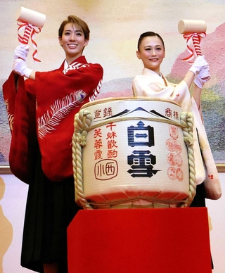 新年の鏡開きをする永久輝せあさん（左）と星空美咲さん＝宝塚市栄町１