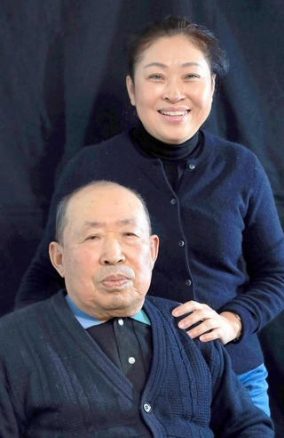 母が中国残留婦人だった趙維清さん（左）と娘の萍さん＝尼崎市内（撮影・小林良多）