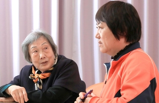 三和之家の田中梢所長（右）と母の栄子さん＝尼崎市内（撮影・小林良多）