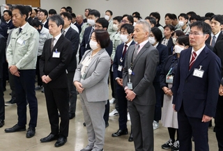 宝塚市の仕事始め式で市長のあいさつを聞く職員たち＝宝塚市東洋町（撮影・池田大介）