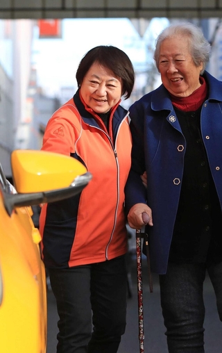 三和之家の所長の田中梢さん（左）。「残留孤児も日本人も、家のように楽しく過ごしてくれている」と話す＝尼崎市内（撮影・小林良多）