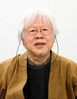 インタビューに答える摂南大の浅野慎一特任教授