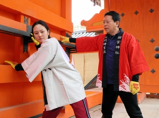 開門神事講社の平尾亮講長（右）から指導を受け、動きの確認を行う小町史華さん＝西宮神社