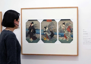 江戸時代の女性の姿を描いた浮世絵作品が並ぶ会場＝芦屋市伊勢町