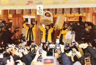 福男に選ばれ、本殿で神事を受けた３人。集まった大勢の参拝者から「福男」コールが起こった＝西宮市社家町（撮影・小林良多）