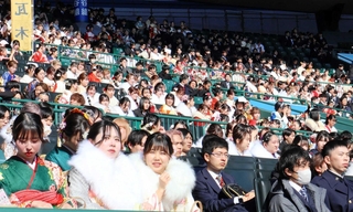 阪神甲子園球場のスタンドにずらりと座る若者たち＝西宮市甲子園町