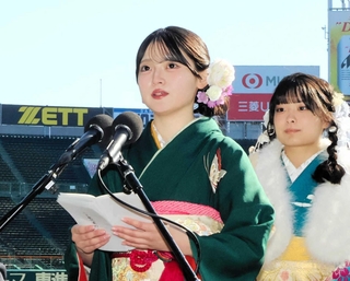 代表してあいさつする杉本敬琉さん（左）と松尾采果さん＝西宮市甲子園町