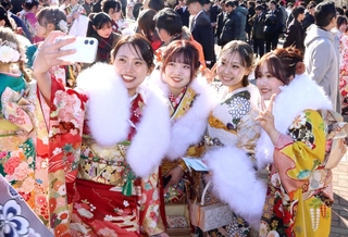 振り袖姿で友人と記念撮影する若者たち＝尼崎市西長洲町１