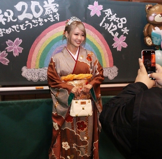 ユーチューブチャンネル「あみか部」の登録者数が４００万人超のインフルエンサー・田中杏美花さんも尼崎市での成人式に参加した＝ベイコム総合体育館