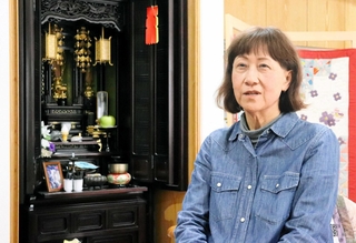 震災後に建てた自宅のリビングに父弘一さんと母町子さんの仏壇を作った吉村友子さん＝西宮市内