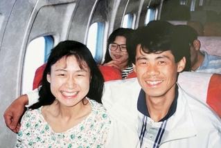 母多永子さん（左）と父守さん＝１９８９年（井上さん提供）