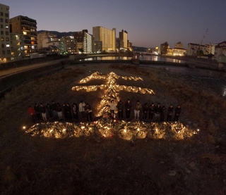 武庫川中州に浮かび上がった石積みの「生」の文字＝宝塚市内（撮影・小林良多）