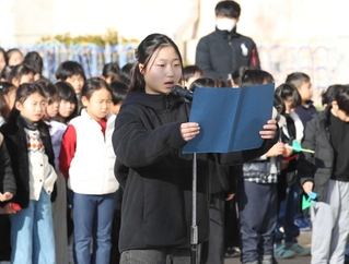 「学んだ教訓を未来につなぐ」と誓った児童代表＝１７日午前９時２３分、芦屋市精道町（撮影・小林良多）