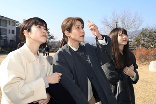 銘板前で亡き両親との思い出を振り返る岩井晴子さん（中央）。初めて長女大塚未来さん（左）と次女岩井ひなたさんを連れて訪れた＝１７日午前１１時２８分、西宮市奥畑（撮影・吉田敦史）