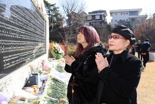 長男の田中宏明さんに思いをはせる朝川雅子さん（右）と孫の田中唯愛さん＝西宮市奥畑（撮影・吉田敦史）