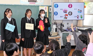 小学生に防災に関するクイズを出題する高校生ら＝西宮市学文殿町２