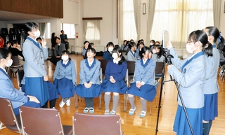 スマートフォンの使い方について意見を出し合う生徒ら＝宝塚市塔の町