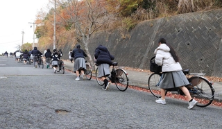 校門から校舎まで続く急な坂道。始業直前は今も自転車を降りて押すのが決まり＝猪名川町紫合