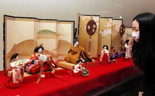きらびやかな衣装を着たひな人形が並ぶ＝西宮市鞍掛町