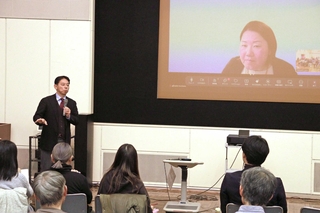 国際バカロレアについて話す森臨太郎宝塚市長＝宝塚市小浜１