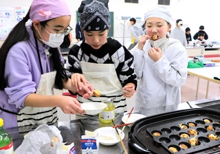 オープンスクールでの出店に向けて商品の試作を重ねる児童ら＝伊丹市森本１