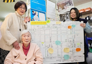 思い出地図の作成で情報提供を呼びかける岩野さん家族＝西宮市西田町