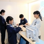 制服を着てホテルのフロント業務を体験する子どもら＝西宮市甲子園八番町