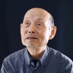 ぼろぼろにすり切れた日漢辞典を持つ箟和雄さん＝尼崎市内（撮影・小林良多）