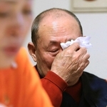 中国で亡くなった母の記憶をたどり、目頭を押さえる趙維清さん（右）。娘の萍さん（左）が三和之家での暮らしを支える＝尼崎市内（撮影・小林良多）